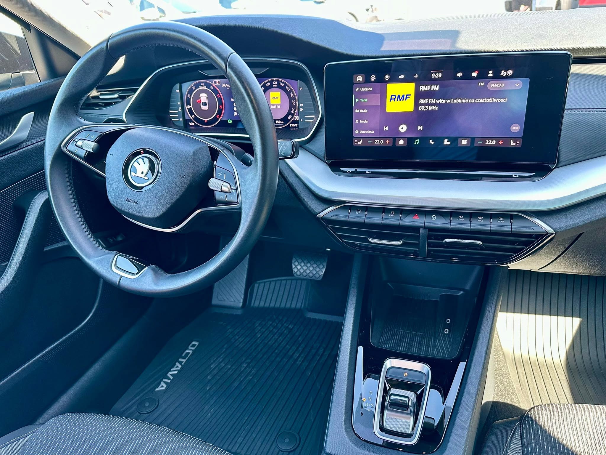 Škoda Octavia Selection wnętrze - cyfrowy kokpit i ekran multimedialny